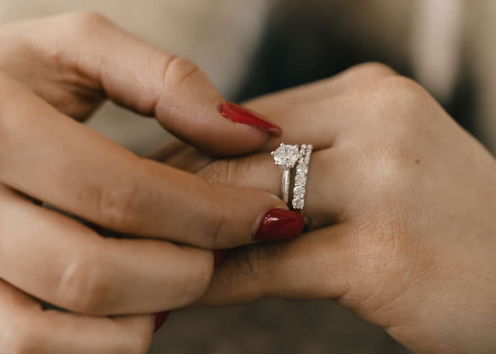 Eleonora i 18K vitguld med sju stycken lika stora labbodlade diamanter från VANBRUUN